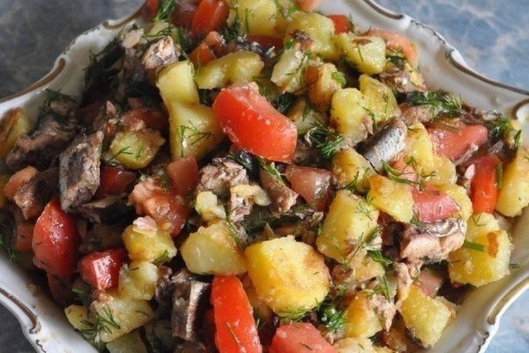 Салат со шпротами, помидорами и картофелем