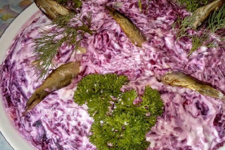Слоеный салат со свеклой, шпротами, луком и картофелем