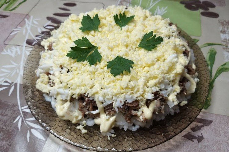 Слоеный салат со шпротами, рисом и яйцом
