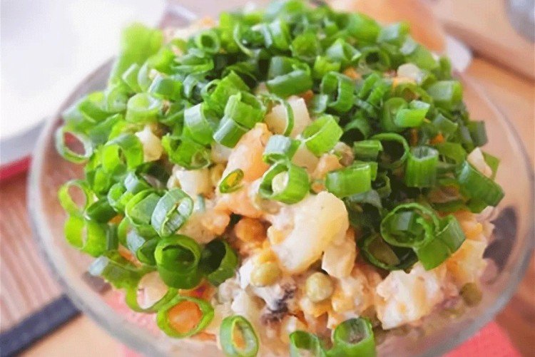 Салат со шпротами, зеленым горошком, картофелем и маринованным луком