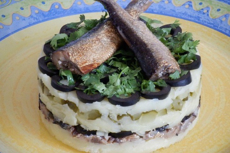 Слоеный салат со шпротами, солеными огурцами, маслинами и картофелем