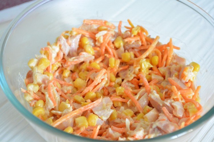 Салат из кукурузы, копченой курицы и корейской морковки