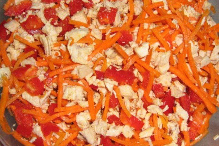 Салат из копченой курицы, корейской моркови, помидоров и лука