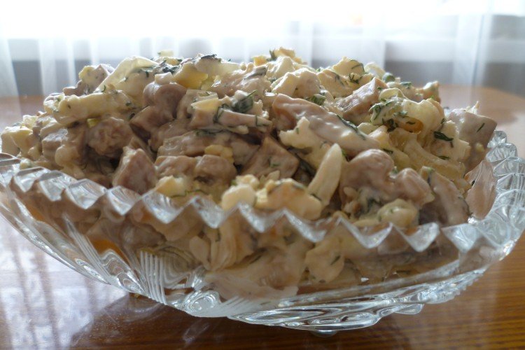 Салат с маринованными грибами, курицей, маслинами и яичными блинчиками