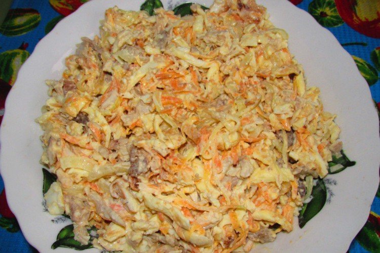 Салат с курицей, яичными блинами и плавленым сыром