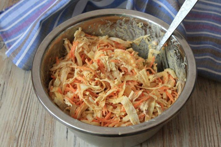 Салат из корейской моркови, индейки и яичных блинчиков
