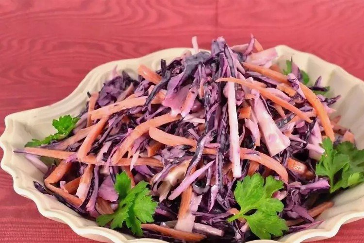 Салат из краснокочанной капусты с крабовым мясом и морковью