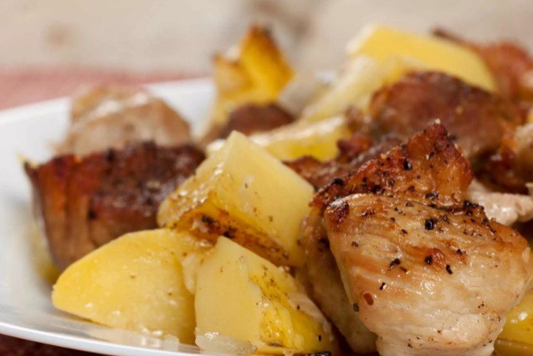 Простой рецепт мяса с картошкой в духовке