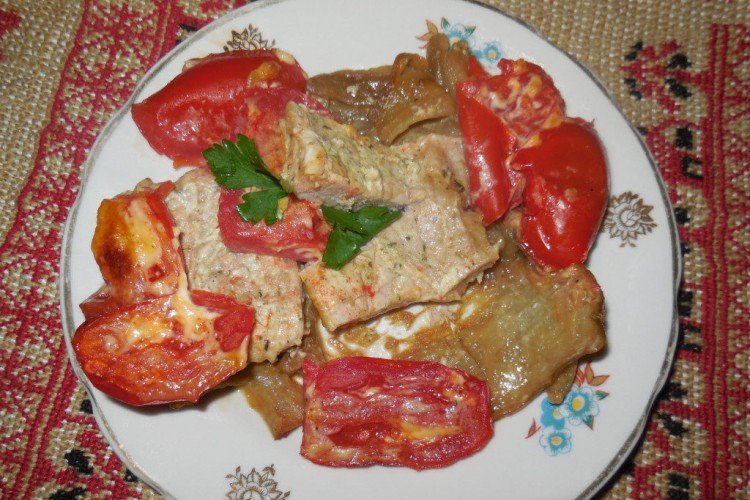Мясо с баклажанами и помидорами в духовке