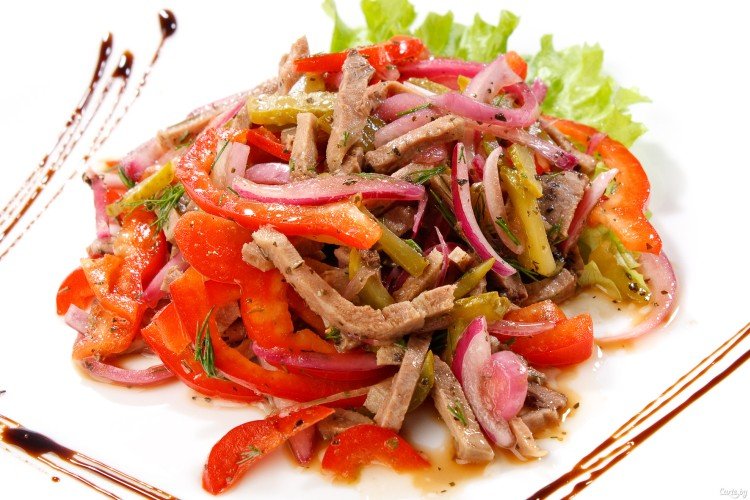 Овощной салат с маринованным свиным сердцем