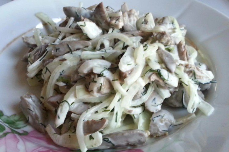 Салат из свиного сердца, маринованного лука и зелени
