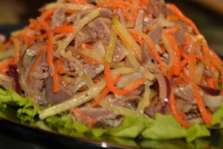 Корейский салат из свиного сердца, моркови и лука