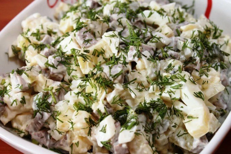 Простой салат из свиного сердца, соленых огурцов и картофеля