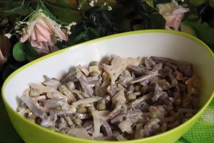 Салат с маринованными шампиньонами, свиным сердцем, луком и зеленым горошком