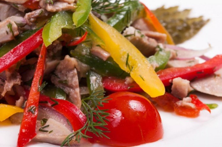 Пикантный салат с острым перцем, свежими овощами и свиным сердцем