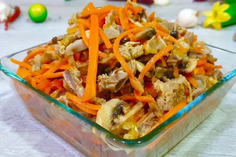 Салат из свиного сердца, шампиньонов, моркови и лука