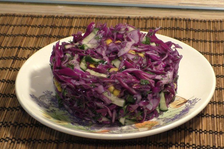 Легкий салат из краснокочанной капусты, огурцов и зеленого горошка