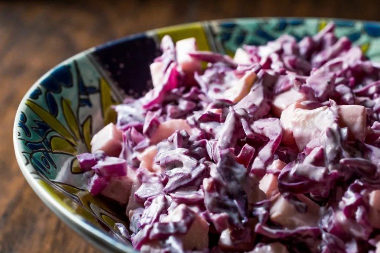 Салат из малосольной семги, краснокочанной капусты и плавленого сыра