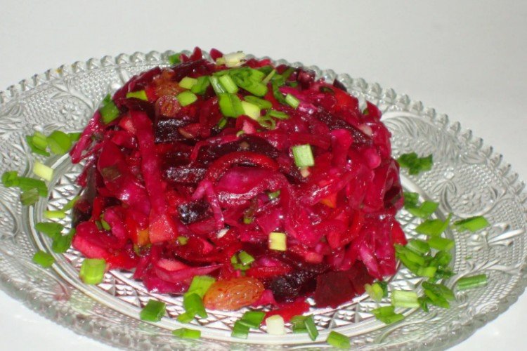 Салат из свеклы, изюма и краснокочанной капусты