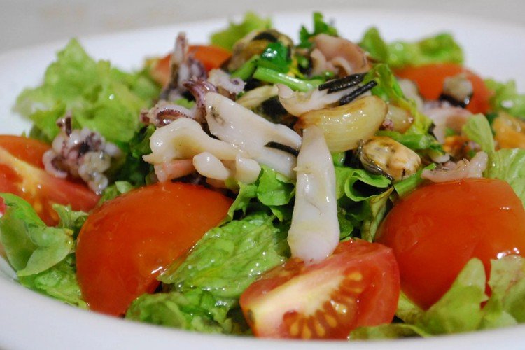 Салат с морским коктейлем, огурцами и помидорами