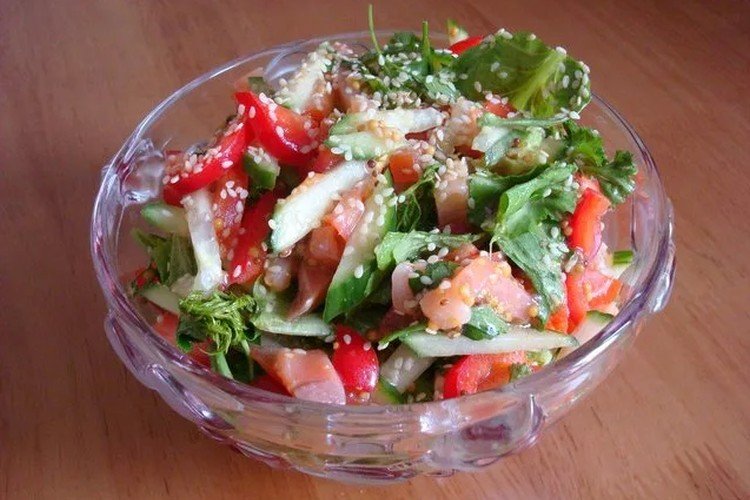 Овощной салат с малосольной семгой