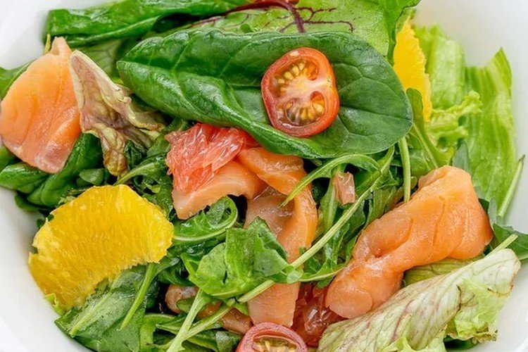 Салат с семгой, овощами, зеленью и апельсинами