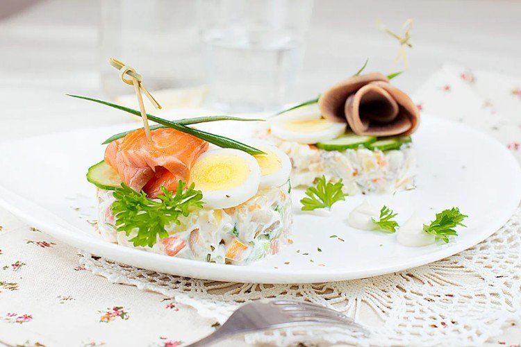 Салат с креветками, малосольной семгой, перепелиными яйцами и огурцами