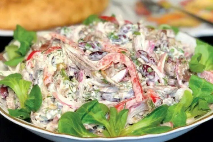 Сытный салат «Тбилиси» из свинины с майонезом и сухариками