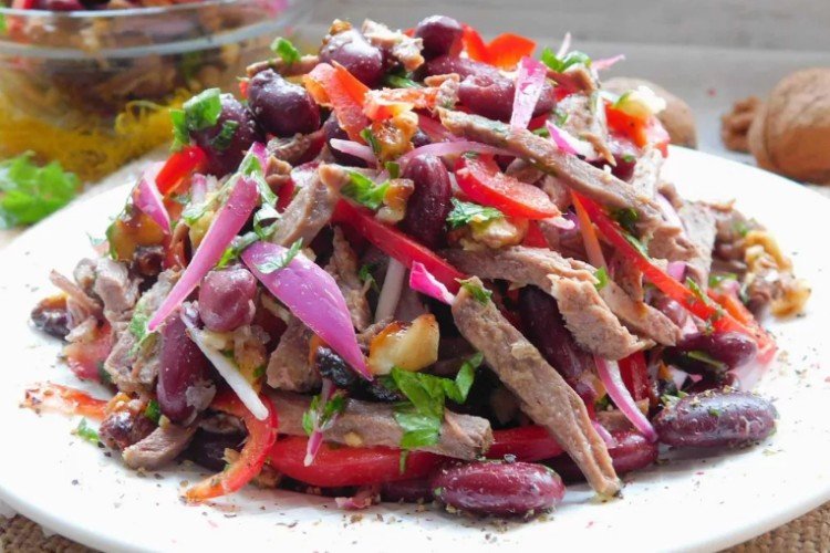 Салат «Тбилиси» из говядины и сухой красной фасоли