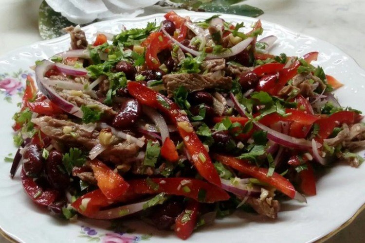 Салат «Тбилиси» из свинины и консервированной фасоли