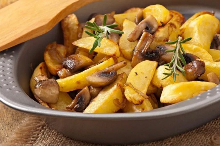 Картошка по-деревенски с грибами в духовке