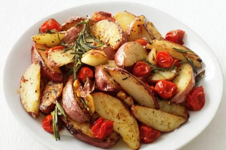 Картофель по-деревенски с помидорами и розмарином в духовке