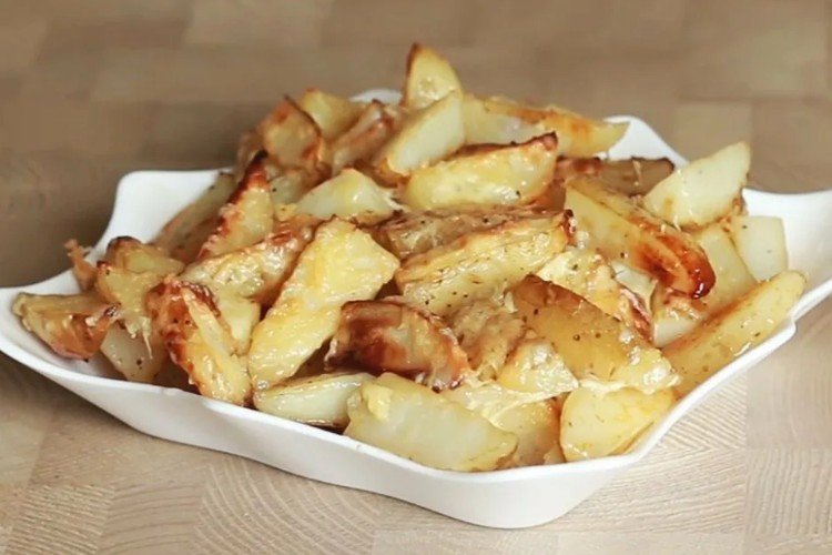 Картофель по-деревенски с сыром и чесноком в духовке