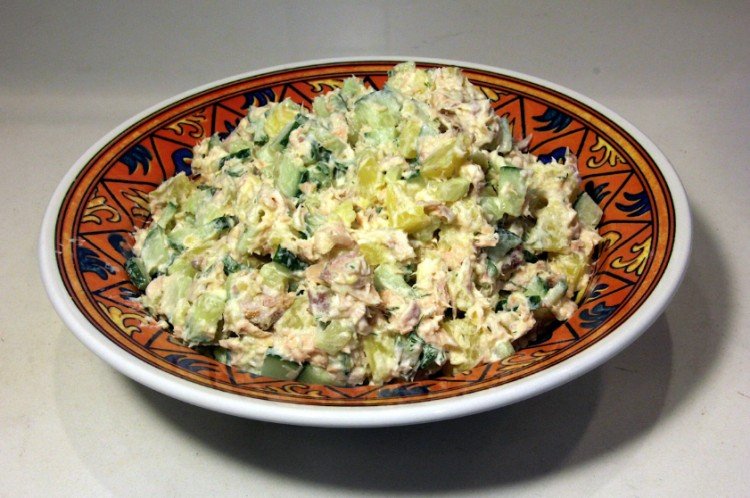 Салат из консервированной горбуши, соленых огурцов и картошки