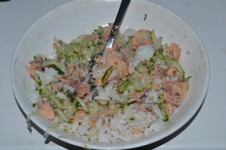 Салат с консервированной горбушей, огурцами, рисом и зеленью