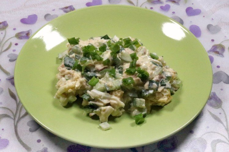 Салат с консервированной горбушей, яйцами и зеленым луком