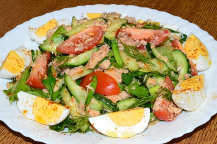 Салат с яйцами, консервированной горбушей и свежими овощами