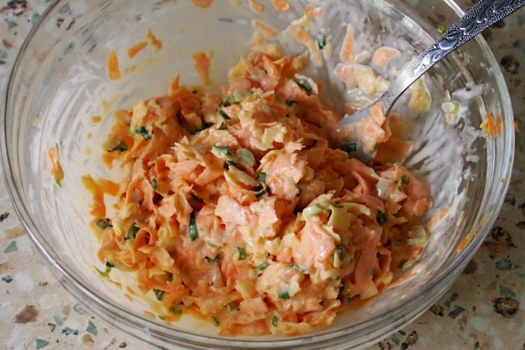 Салат с картофелем, консервированной горбушей и корейской морковью