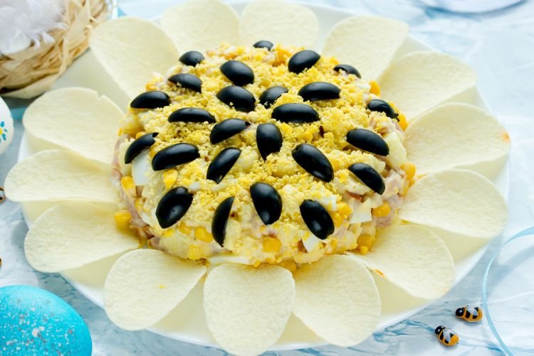 Салат «Подсолнух» со шпротами и консервированной кукурузой