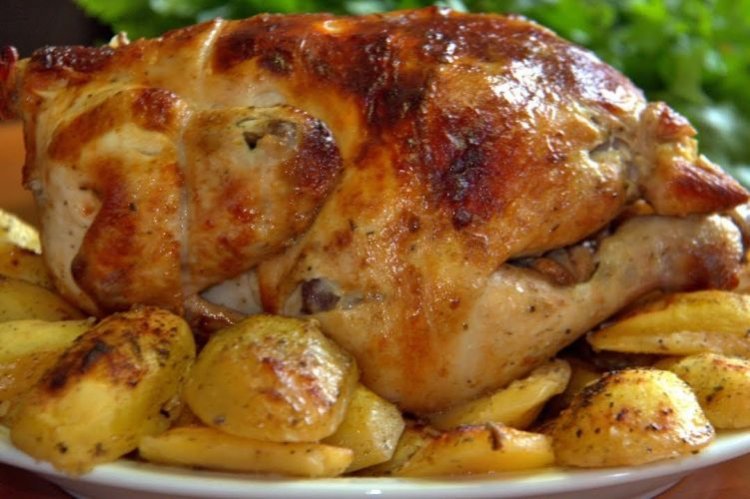 Курица, запеченная целиком с картошкой и чесноком