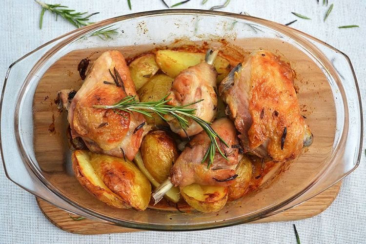 Курица, запеченная с картофелем, имбирем и чесноком