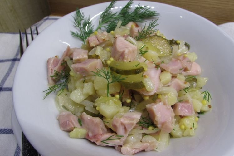 Сытный салат с картошкой, огурцами и копченой курицей
