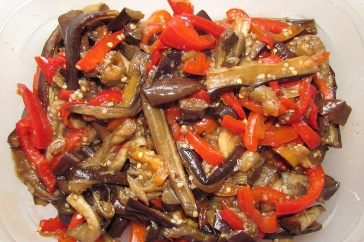 Острый салат из куриных желудков, болгарского перца и жареных баклажанов