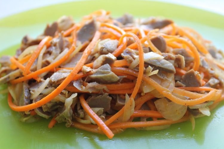Пикантный салат с куриными желудками, дайконом и морковью