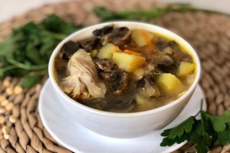 Гороховый суп с курицей и сушеными грибами