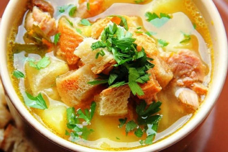 Гороховый суп с курицей и сухариками