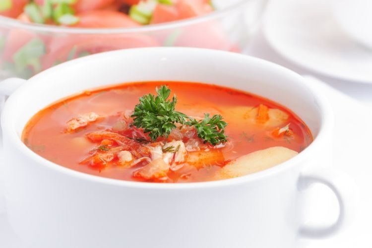 Гороховый суп с курицей и томатным соусом