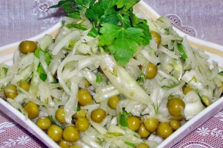 Салат из черной редьки, зеленого горошка и огурцов
