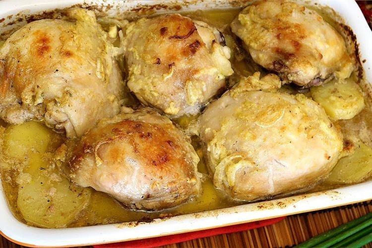 Куриные бедра с картошкой в духовке