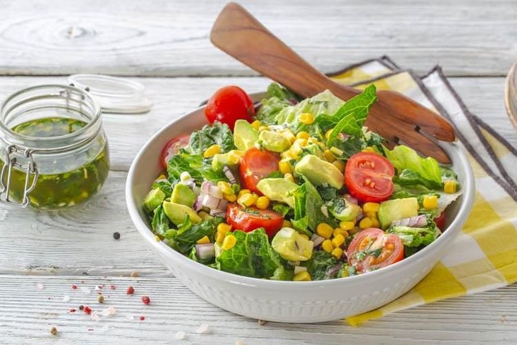 Салат с овощами и кукурузой